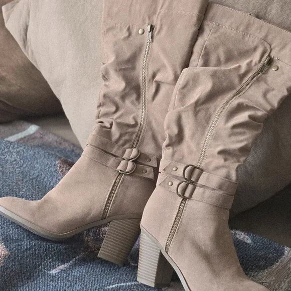 Boots Size 8 - Picture 2 of 6